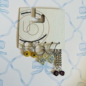 NWT Urban Outfitters Silver Tone Flower Earrings Set✨